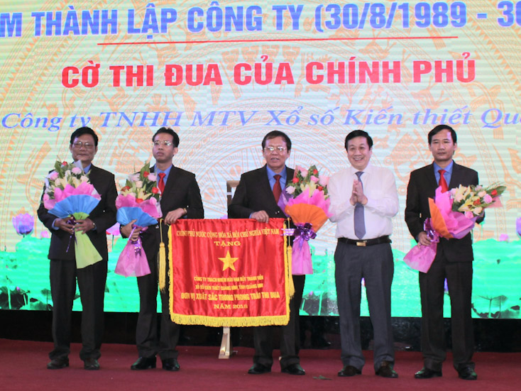 Đồng chí Nguyễn Xuân Quang, Phó Chủ tịch Thường trực UBND tỉnh trao Cờ thi đua của Thủ tướng Chính phủ cho lãnh đạo Công ty TNHH MTV XSKT Quảng Bình.