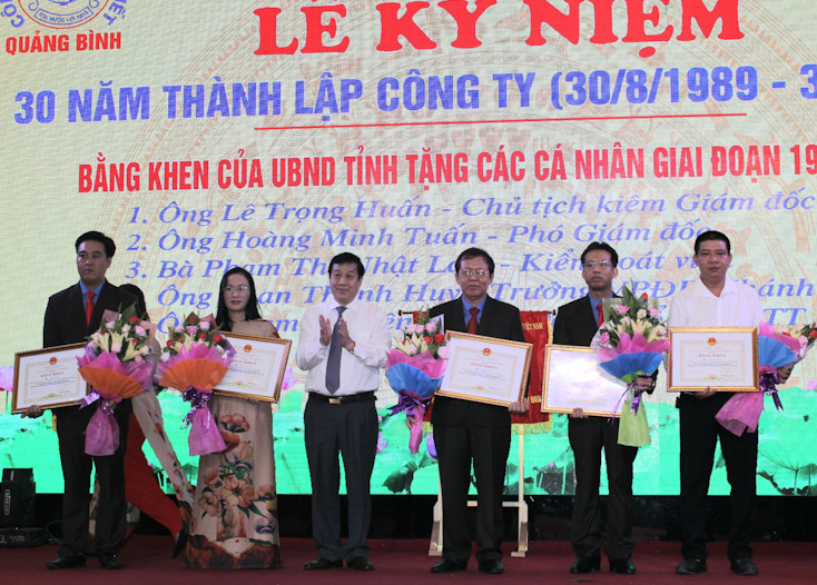Đồng chí Nguyễn Xuân Quang, Phó Chủ tịch Thường trực UBND tỉnh trao bằng khen của UBND tỉnh cho các cá nhân có thành tích xuất sắc.