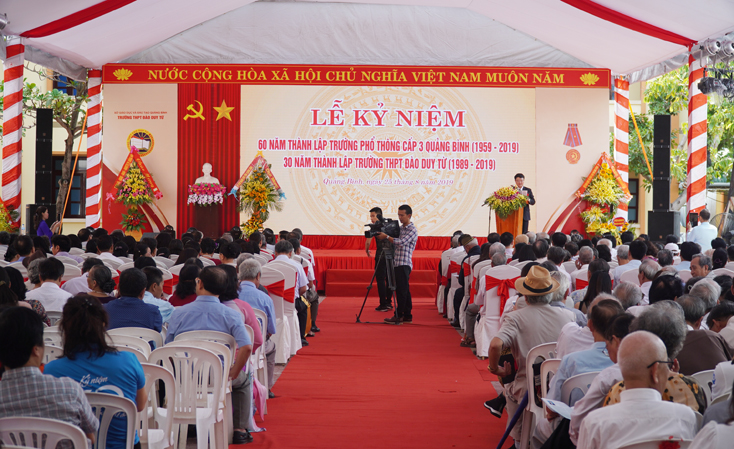 Toàn cảnh lễ kỷ niệm 60 năm thành lập Trường phổ thông cấp 3 Quảng Bình và 30 năm Trường THPT Đào Duy Từ.