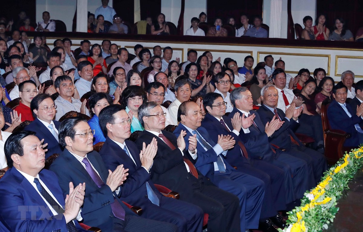 Thủ tướng Nguyễn Xuân Phúc, Thường trực Ban Bí thư Trần Quốc Vượng và các đồng chí lãnh đạo Đảng, Nhà nước dự chương trình. (Ảnh: Thống Nhất/TTXVN)