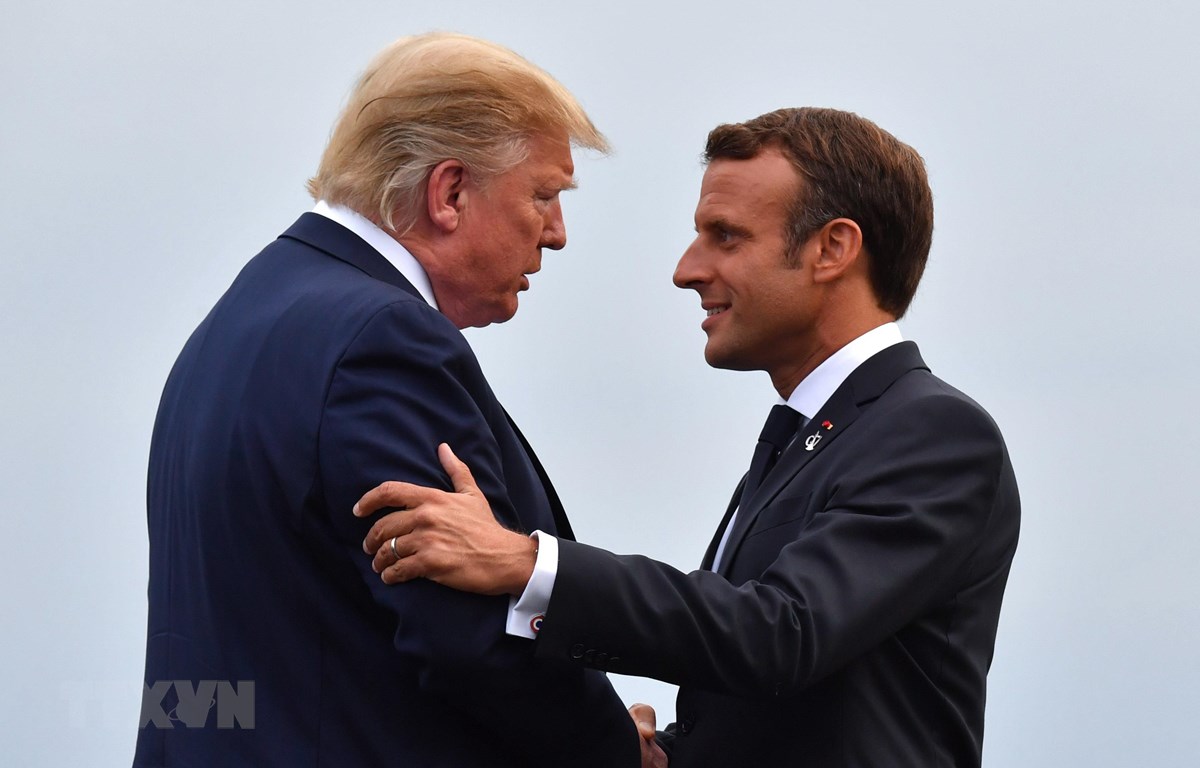 Tổng thống Pháp Emmanuel Macron (phải) và Tổng thống Mỹ Donald Trump trong cuộc gặp bên lề Hội nghị thượng đỉnh G7. (Ảnh: AFP/TTXVN)