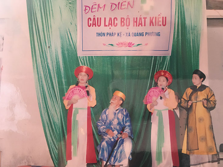 Một buổi biểu diễn của các nghệ nhân CLB hát Kiều làng Pháp Kệ. 