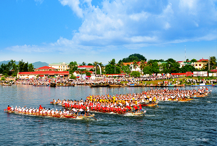 Lễ hội đua thuyền truyền thống huyện Quảng Ninh là nét đẹp văn hóa, thu hút đông đảo du khách gần xa.    