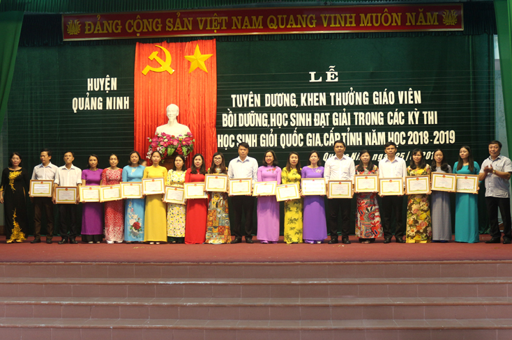 Đại diện lãnh đạo huyện Quảng Nnh trao giấy khen cho các giáo viên có nhiều thành tích trong công tác bồi dưỡng HSG.