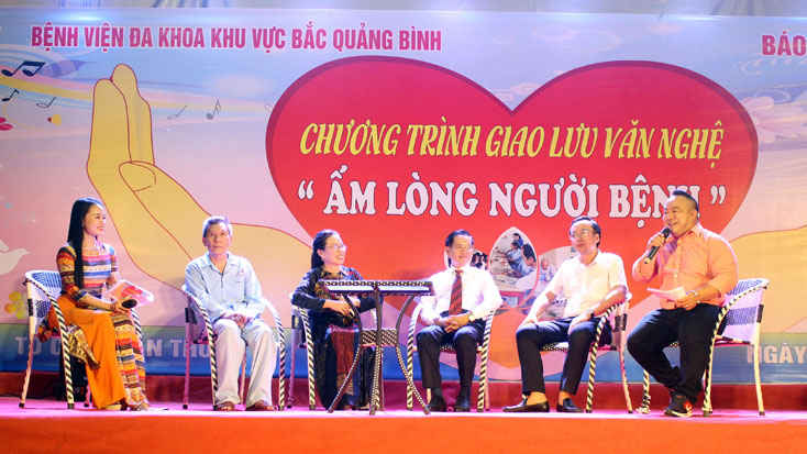 Giao lưu với các khách mời tại chương trình.