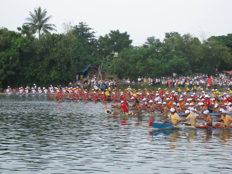 Lễ hội bơi, đua thuyền truyền thống trên sông Kiến Giang thu hút đông đảo người dân tham gia.