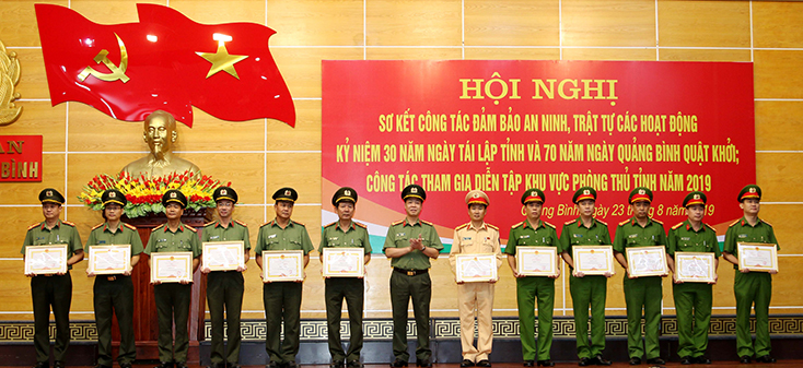 Đại tá Trần Hải Quân, Bí thư Đảng bộ, Giám đốc Công an tỉnh tặng giấy khen cho các tập thể, cá nhân có thành tích xuất sắc.