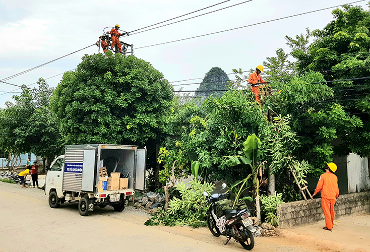 Công nhân PC Quảng Bình chặt tỉa cây, giải phóng hành lang an toàn lưới điện trước mùa mưa bão.