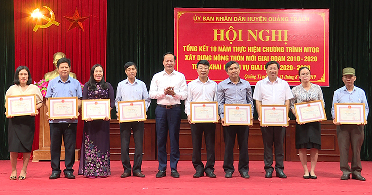 Đại diện lãnh đạo UBND huyện Quảng Trạch trao giấy khen cho các tập thể có thành tích cao trong xây dựng nông thôn mới giai đoạn 2010-2020.