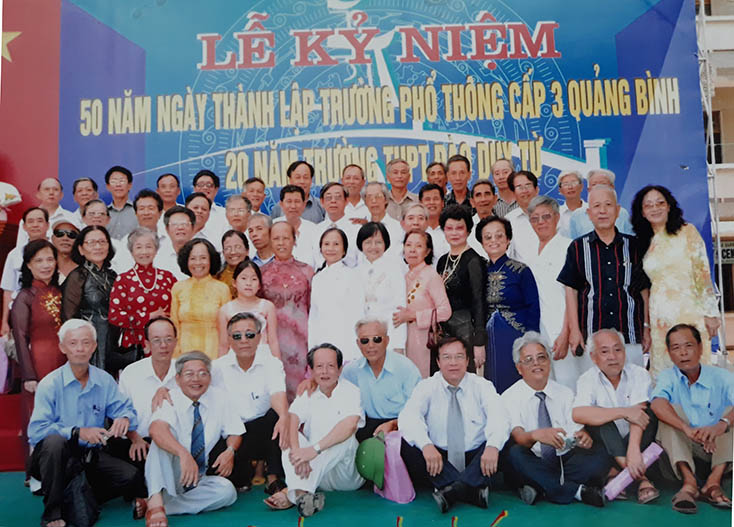  Các thế hệ học sinh Trường phổ thông cấp 3 Quảng Bình chụp ảnh lưu niệm trong dịp kỷ niệm 50 năm thành lập trường.