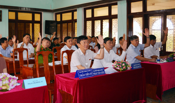 Đại biểu HĐND huyện Bố Trạch đã biểu quyết thông qua dự thảo các nghị quyết về thành lập thị trấn Phong Nha và chủ trương sắp xếp các đơn vị hành chính cấp xã trên địa bàn huyện.