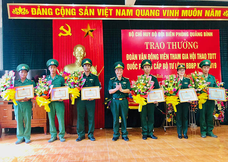 Bộ Chỉ huy BĐBP Quảng Bình trao thưởng thành tích xuất sắc cho tập thể và cá nhân tham gia Hội thao.