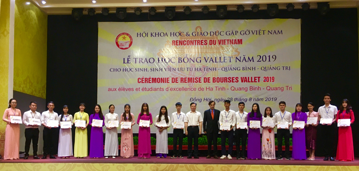 Đồng chí Nguyễn Tiến Hoàng, Phó Chủ tịch UBND tỉnh cùng GS. Odon Vallet trao học bổng cho sinh viên Trường đại học Quảng Bình.