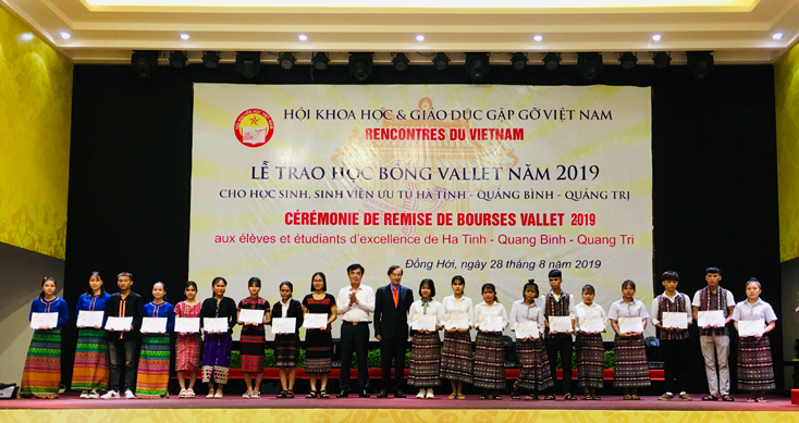 Đồng chí Nguyễn Lương Bình, Phó Chủ tịch HĐND tỉnh cùng GS. Odon Vallet trao học bổng cho học sinh Làng trẻ em S.O.S Đồng Hới. 