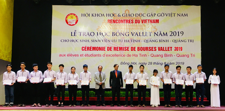 GS. Odon Vallet trao học bổng cho học sinh Trường THPT chuyên Võ Nguyên Giáp.