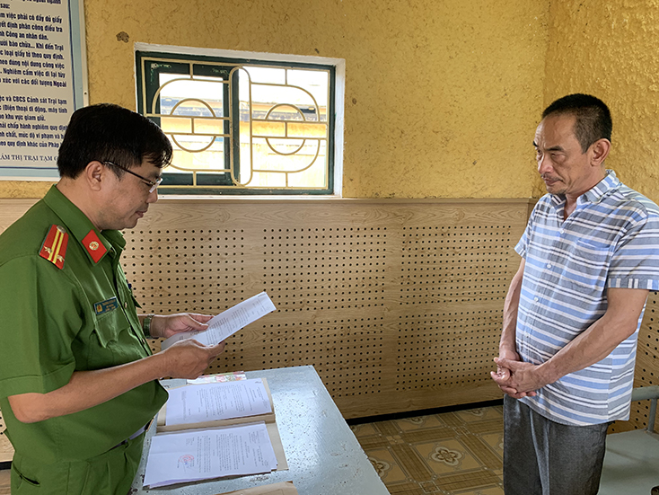 Cơ quan Cảnh sát điều tra Công an tỉnh tống đạt quyết định khởi tố vụ án, bị can đối với Nguyễn Xuân Đồng về hành vi mua bán trái phép chất ma túy.