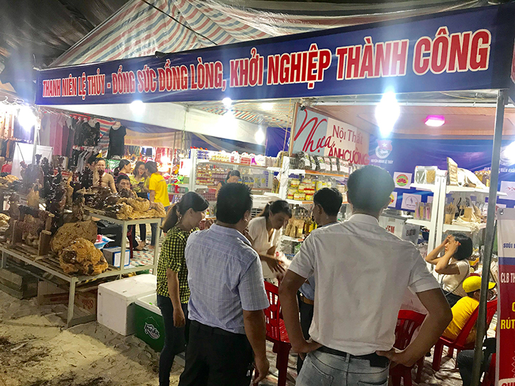 Nhiều khách hàng đến xem và mua hàng của Câu lạc bộ thanh niên khơi nghiệp huyện Lệ Thủy
