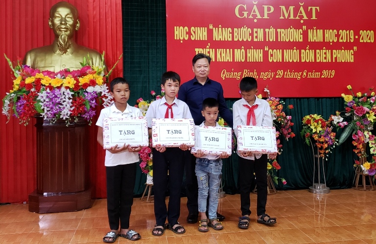 Đồng chí Nguyễn Tiến Hoàng, Tỉnh ủy viên, Phó Chủ tịch UBND tỉnh trao quà của Bộ Tư lệnh BĐBP cho các em học sinh được BĐBP tỉnh nhận nuôi.