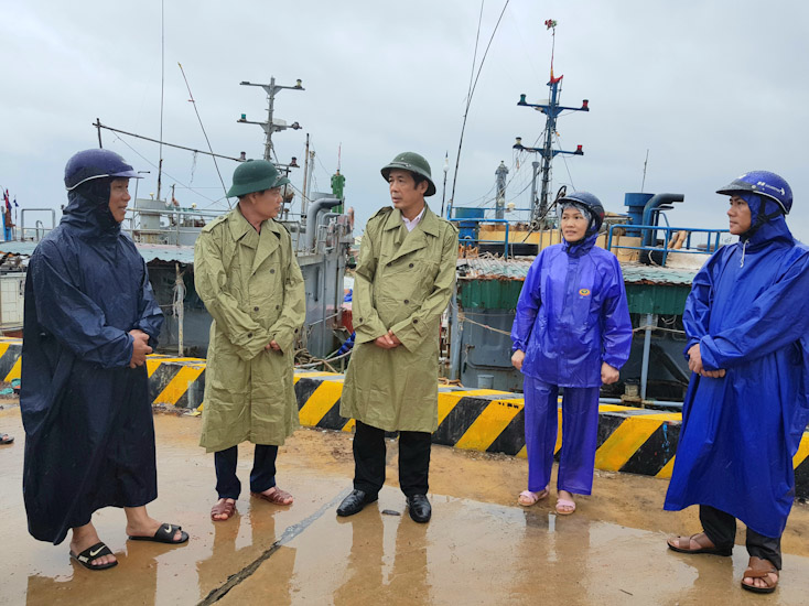 Đồng chí  Trần Công Thuật, Phó Bí thư Tỉnh ủy, Chủ tịch UBND tỉnh kiểm tra công tác phòng tránh bão số 4 tại khu neo đậu tàu thuyền tránh trú bão Nhật Lệ.