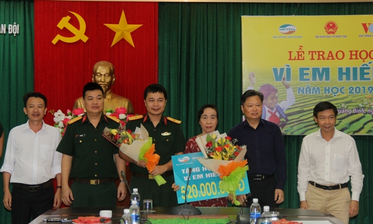 Đại diện lãnh đạo Viettel Quảng Bình trao học bổng tương trưng cho Hội Khuyến học tỉnh.