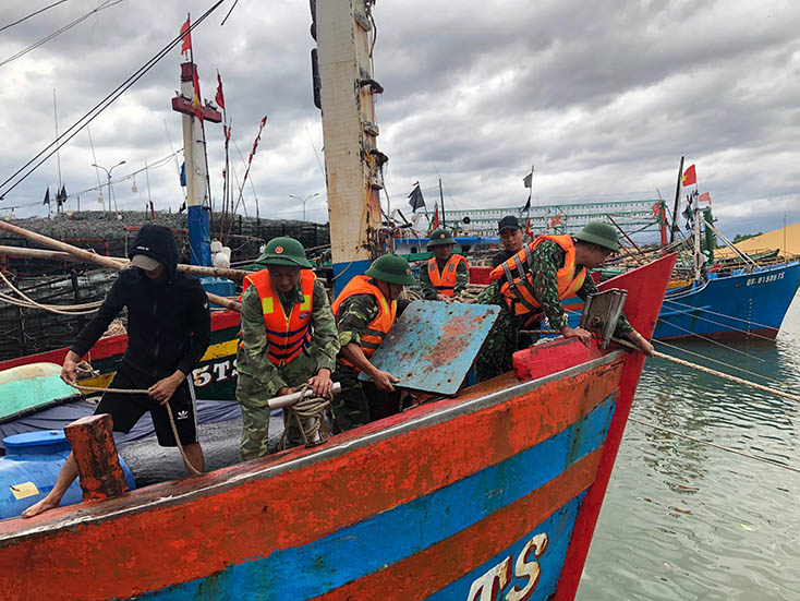 BĐBP Quảng Bình giúp ngư dân neo đậu tàu thuyền vào bờ an toàn