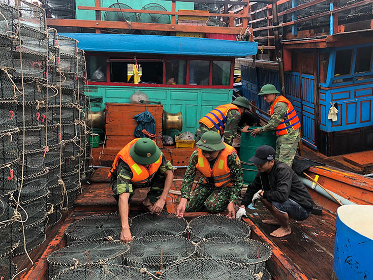 BĐBP Quảng Bình cùng ngư dân sắp xếp lại ngư cụ nhằm hạn chế thiệt hại khi bão đến