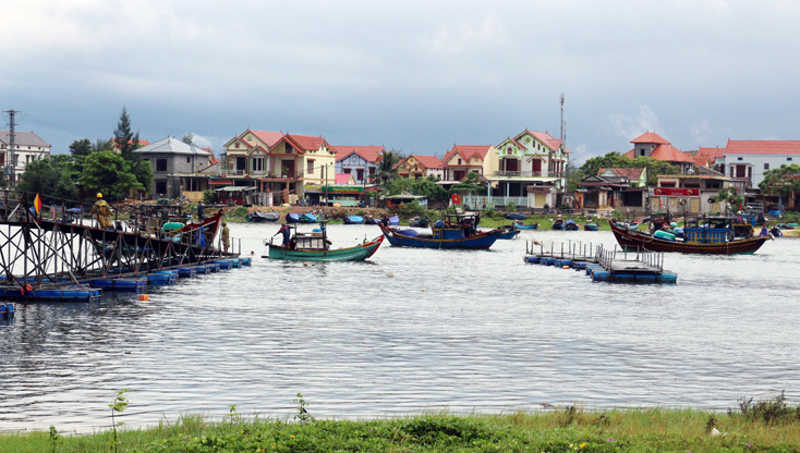 Người dân xã Nhân Trạch (huyện Bố Trạch) tháo dỡ cầu phao để tàu thuyền vào tránh trú bão