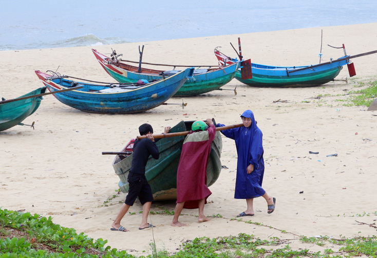 Khênh thuyền lên bờ