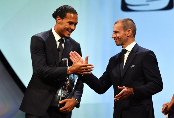 Van Dijk (trái) nhận danh hiệu Cầu thủ hay nhất mùa của UEFA - Ảnh: UEFA