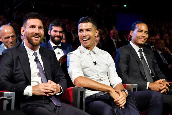Messi, Ronaldo và Van Dijk (từ trái sang) góp mặt trong lễ bốc thăm vòng bảng Champions League 2019-2020 -Ảnh: GETTY IMAGES