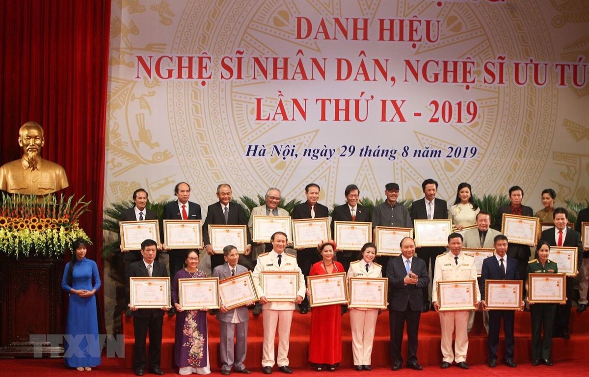 Thủ tướng Nguyễn Xuân Phúc trao danh hiệu Nghệ sỹ nhân dân cho các nghệ sỹ. (Ảnh: Thanh Tùng-TTXVN)