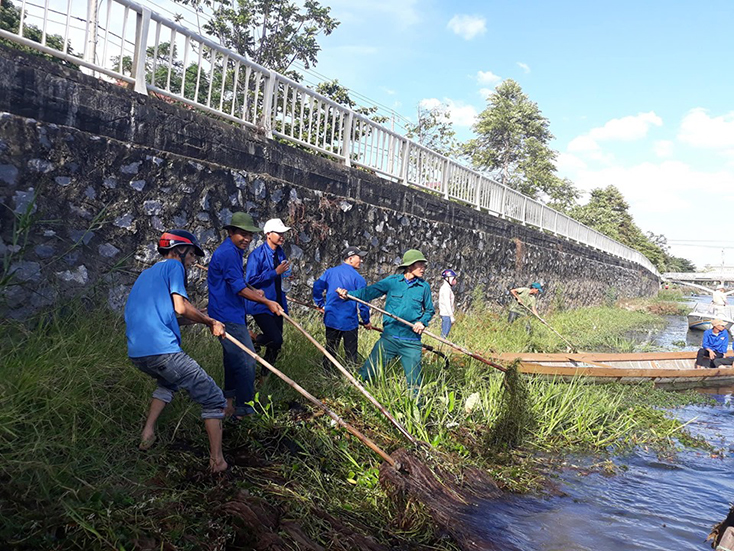 Tuổi trẻ huyện Lệ Thủy làm vệ sinh môi trường trên sông Kiến Giang