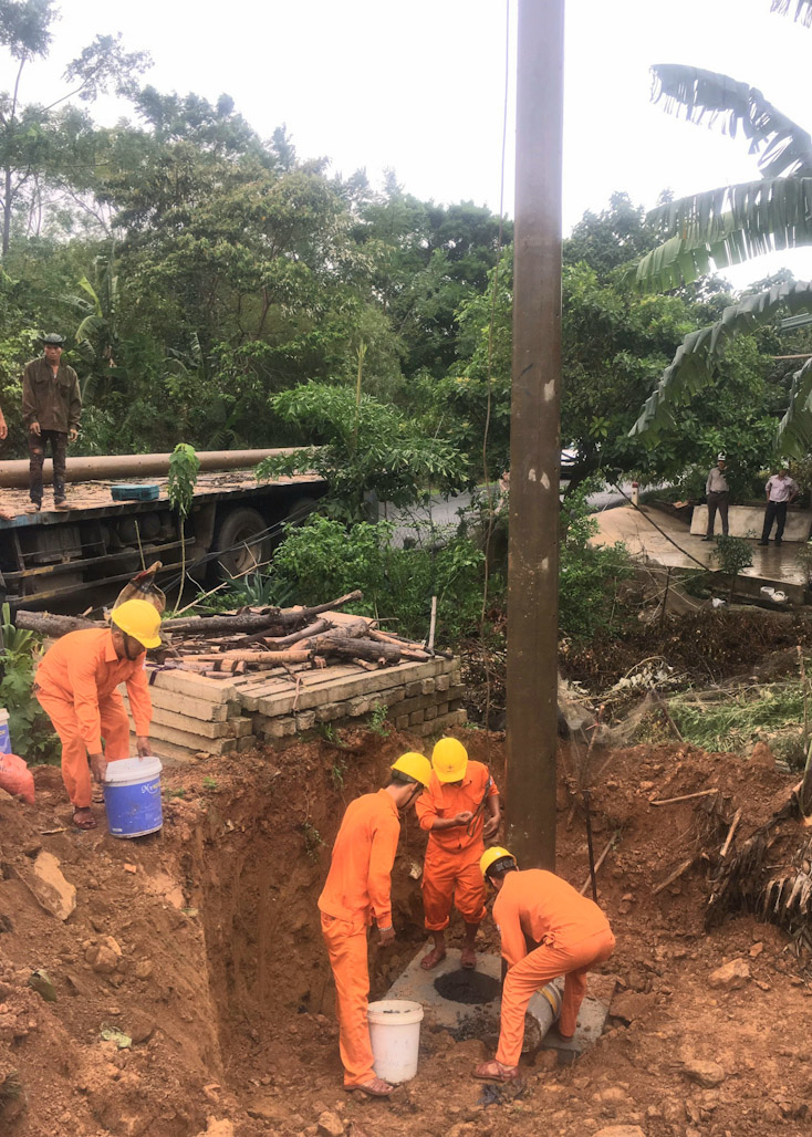Công nhân Công ty Điện lực Quảng Bình gấp rút thi công khắc phục hệ thống cột điện bị gãy, đổ do bão.