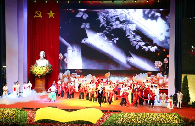 Le ky niem Quoc gia 50 nam thuc hien Di chuc cua Chu tich Ho Chi Minh hinh anh 5Tiết mục biểu diễn nghệ thuật tại buổi lễ. (Ảnh: Phương Hoa/TTXVN)