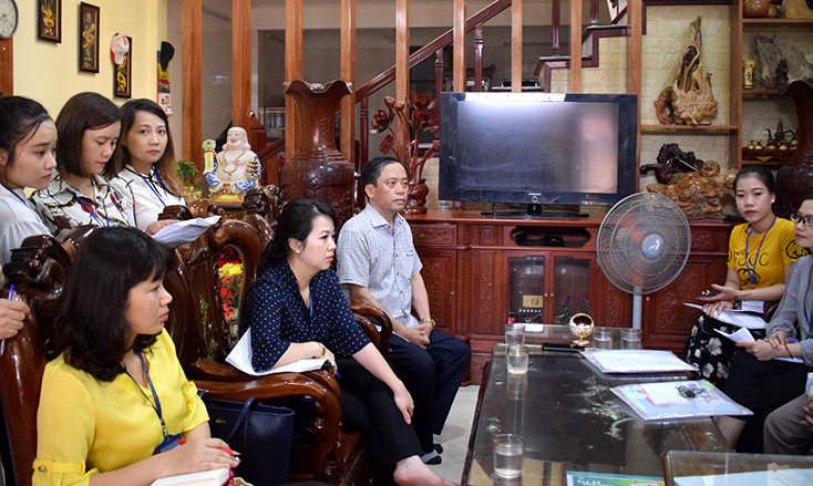 Đồng chí Trần Quốc Lợi (người ngồi trong cùng bên trái) chỉ đạo thu thập thông tin tại cuộcTổng điều tra dân số và nhà ở năm 2019.