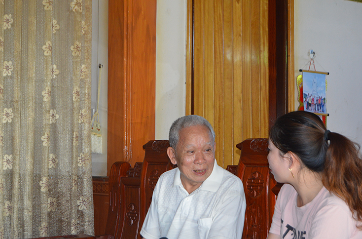 Ông Đinh Thanh Niêm (84 tuổi), nguyên cán bộ Ban Tuyên giáo Huyện ủy Minh Hóa đã nghỉ hưu chia sẻ với phóng viên về truyền thống vẻ vang của làng Sạt.