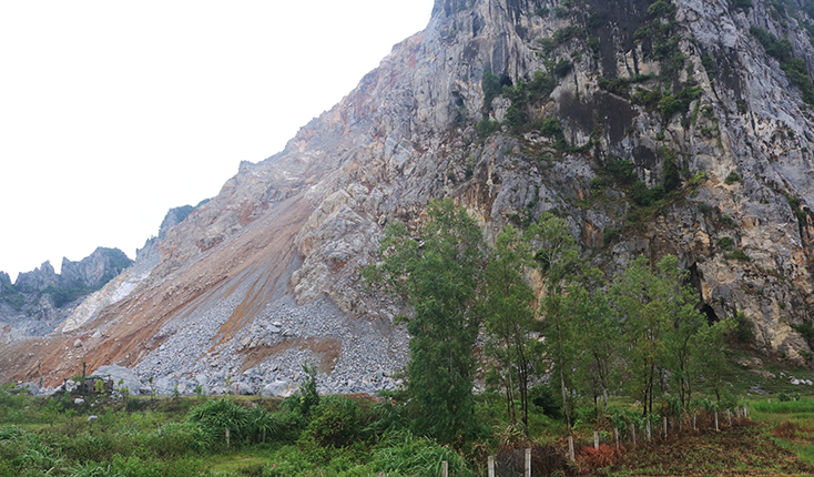 Khu vực mỏ đá lèn Bảng bị người dân phản ánh quá trình khai thác không bảo đảm hành lang an toàn.