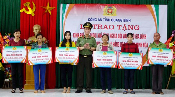 Đại tá Trần Hải Quân trao kinh phí hỗ trợ xây dựng nhà tình nghĩa cho 6 hộ gia đình đặc biệt khó khăn của xã Hồng Hóa.