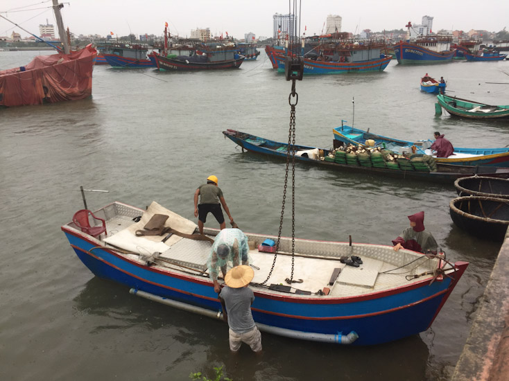 Người dân thành phố Đồng Hới chủ động cẩu thuyền lên bờ đề phòng mưa bão.