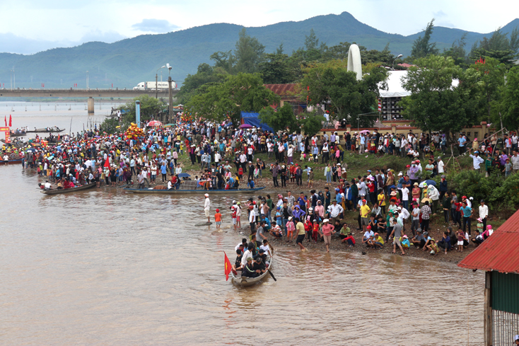 Đông đảo người dân địa phương và du khách tham gia lễ hội.