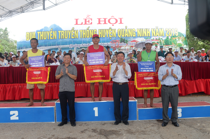 Đại diện lãnh đạo huyện Quảng Ninh trao thưởng cho các thuyền đua nam hạng B.