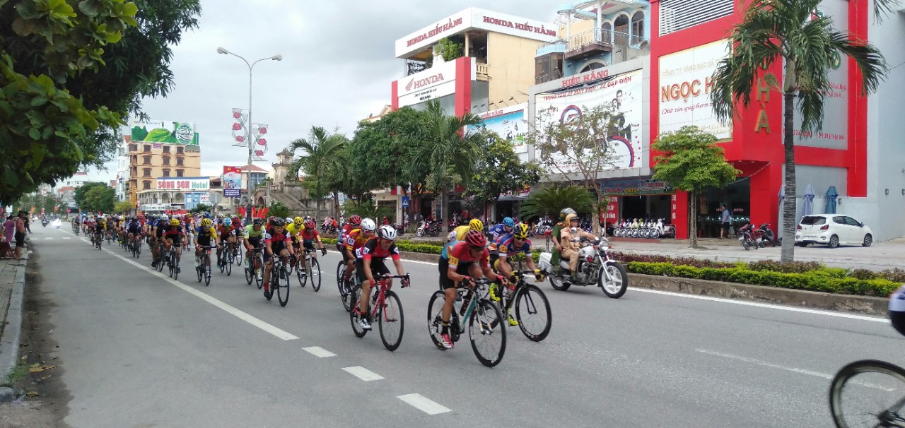 Các VĐV quyết liệt tranh tài tại giải đua xe đạp  
