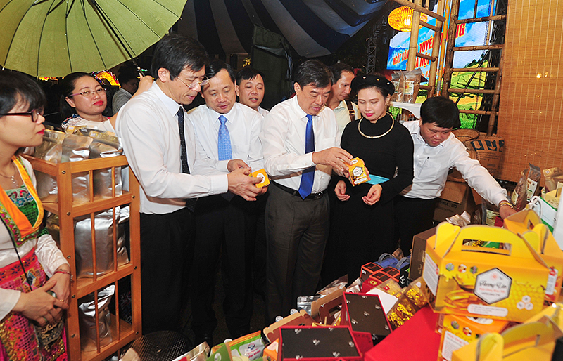 Các đồng chí lãnh đạo tỉnh tham quan các gian hàng giới thiệu sản phẩm tại Ngày văn hóa. Ảnh: Việt Hòa