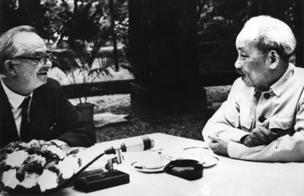 Chủ tịch Hồ Chí Minh và nhà báo Wilfred Burchett.