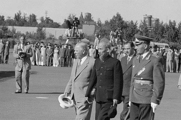 Hoc tap Chu tich Ho Chi Minh - Tam guong lon ve su neu guong hinh anh 7Chủ tịch Hồ Chí Minh thăm Liên Xô năm 1955.