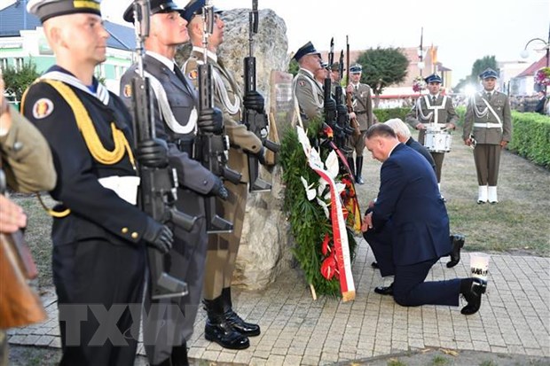 Tổng thống Ba Lan Andrzej Duda (phía trước) và Tổng thống Đức Frank-Walter Steinmeier (phía sau) đặt hoa tưởng nhớ các nạn nhân tại lễ tưởng niệm nhân dịp 80 năm ngày nổ ra Chiến tranh Thế giới 2, ở thành phố Wielun, Ba Lan. (Ảnh: PAP/TTXVN)
