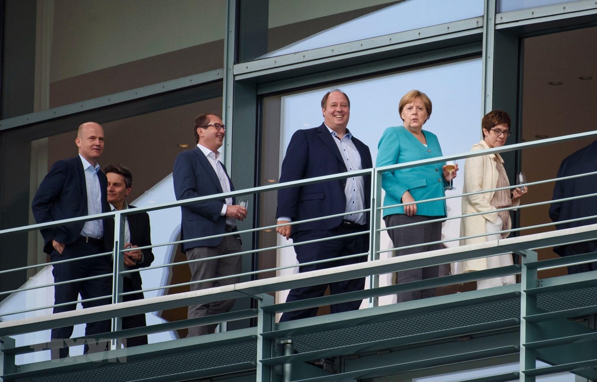 Thủ tướng Đức Angela Merkel (thứ 2, phải) cùng các lãnh đạo Liên minh Dân chủ/Xã hội Cơ đốc giáo (CDU/CSU) và đảng Dân chủ xã hội (SPD) trước cuộc đàm phán về liên minh ở Berlin. (Ảnh: AFP/TTXVN)