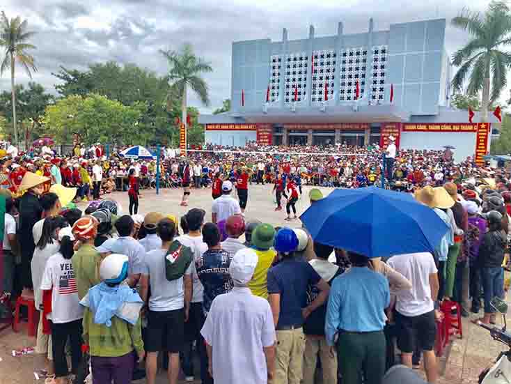 Giải bóng chuyền truyền thống nam, nữ huyện Lệ Thủy thu hút đông đảo khán giả đến xem, cổ vũ