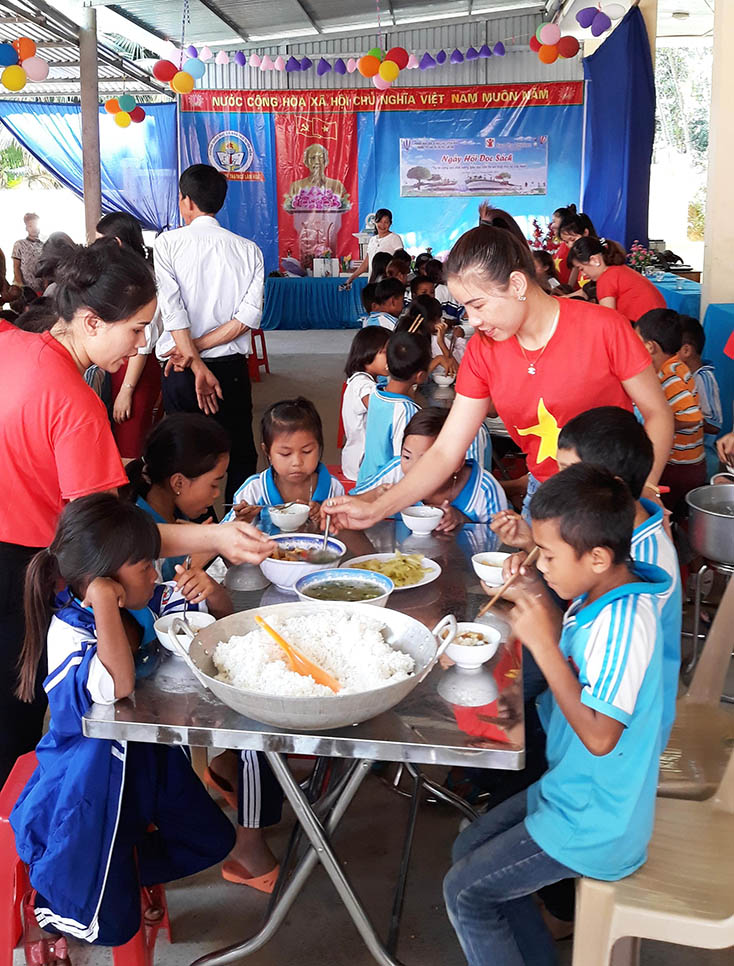 Bữa ăn bán trú của các em học sinh Trường PTBTDT tiểu học và THCS Lâm Hóa.	