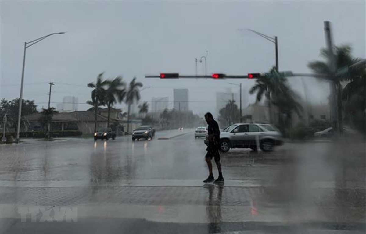 Bão Dorian đổ bộ gây mưa lớn tại Fort Lauderdale, bang Florida, Mỹ ngày 2-9-2019. (Nguồn: AFP/TTXVN)